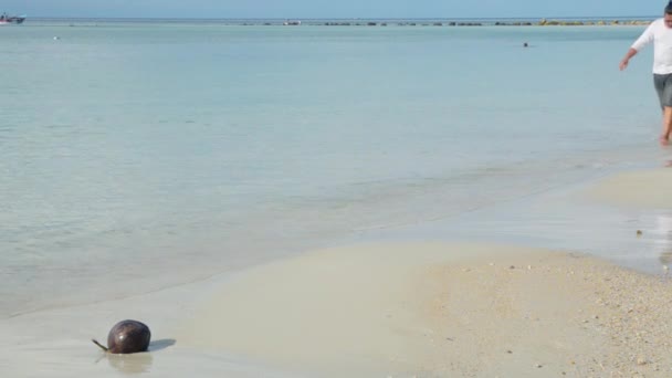 Pai caminhando sua filha da praia do oceano
 - Filmagem, Vídeo