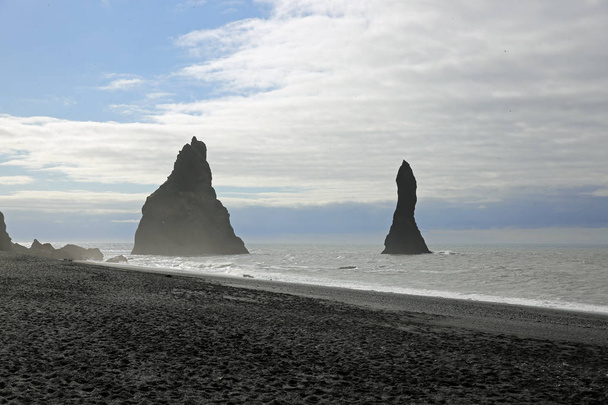 アイスランドの Reynisdrangar 洞窟 - 写真・画像