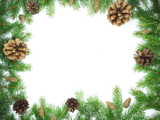 marco de decoración de Navidad con ramas de abeto y conos
 - Foto, Imagen