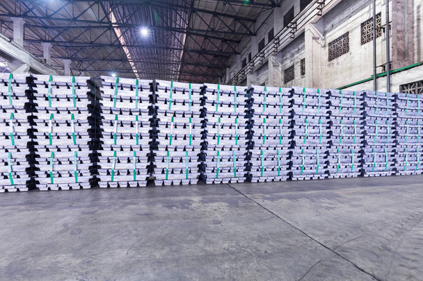 lingots de plomb dans un entrepôt d'usine
 - Photo, image