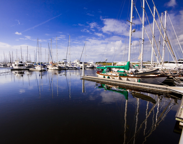 Reflexionen im Yachthafen - Foto, Bild