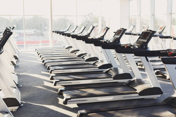 Modern bir spor salonu iç donanımları, fitness kardiyo egzersizi için koşu bandı ile - Fotoğraf, Görsel