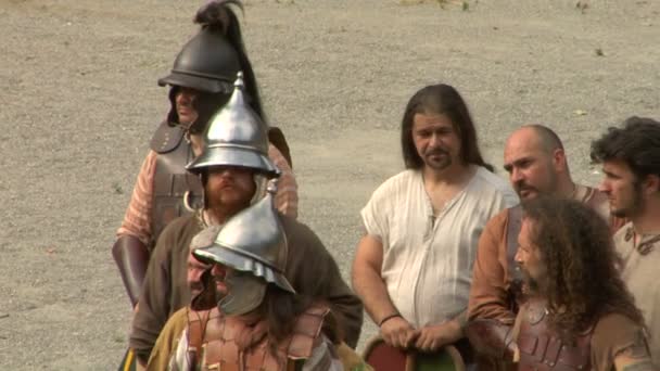 Római és a Gall katona, során a háború közötti Róma és Cottians reenactment - Felvétel, videó
