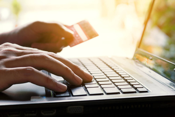 Woman creditcard te houden en te typen toetsenbord op laptop met sho - Foto, afbeelding