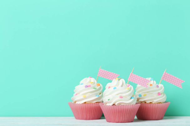 Tasty cupcakes with cream - Фото, изображение