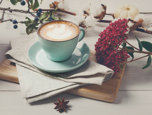 Pumpkin spice latte. Filiżanka kawy na białym tle drewna - Zdjęcie, obraz