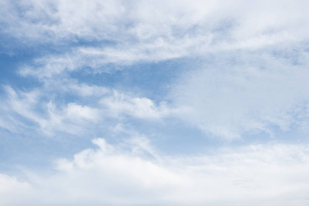 wolken in de blauwe lucht - Foto, afbeelding