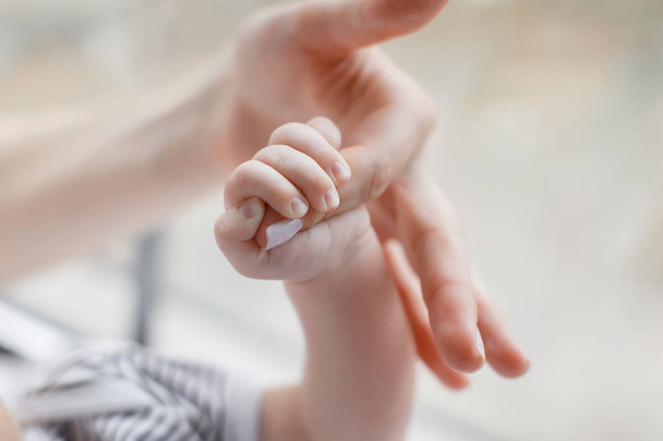 Closeup of the hands of the mother and the baby - Φωτογραφία, εικόνα