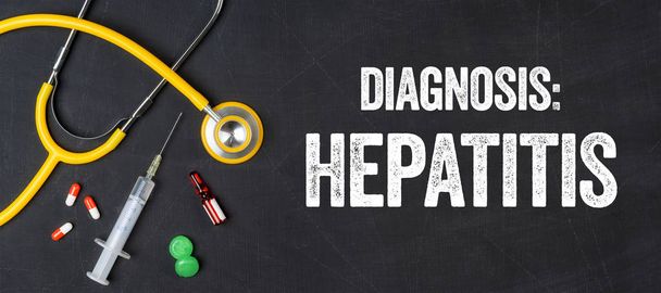 Stethoskop und Medikamente an der Tafel - Hepatitis - Foto, Bild