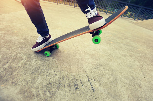 skateboarder legs practicing outdoors - Zdjęcie, obraz