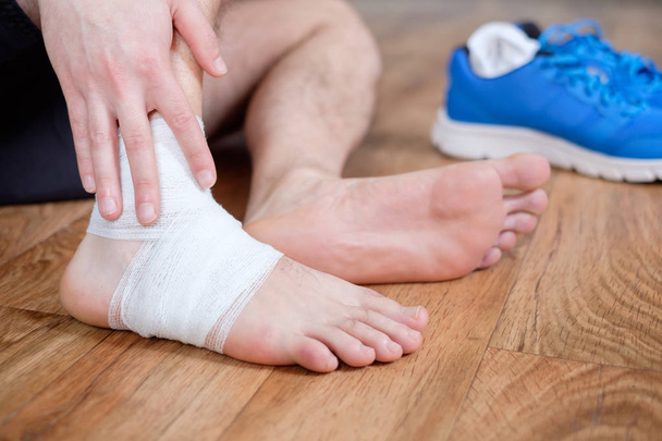Sportler massiert verletzten Knöchel   - Foto, Bild