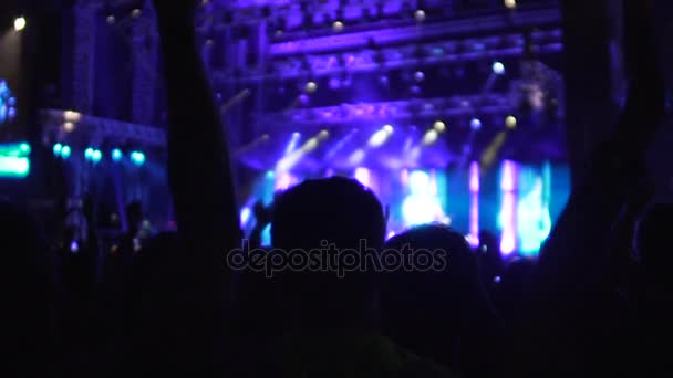 Σιλουέτες πολλών ανθρώπων χειροκροτούν και μαγνητοσκόπηση βίντεο στο τηλέφωνο σε συναυλία - Πλάνα, βίντεο
