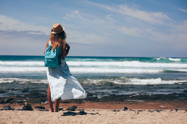 young woman on beach - Фото, зображення