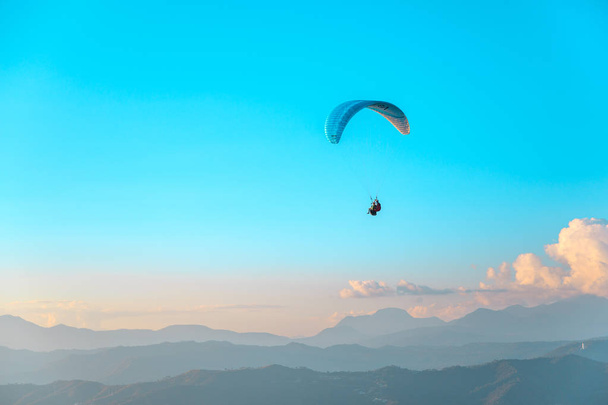 Gleitschirmfliegen über dem Valle de Bravo - Foto, Bild