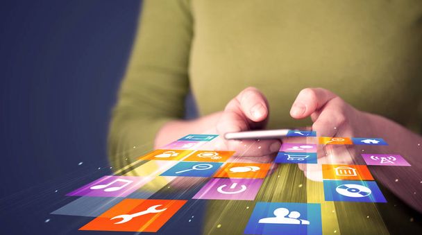 Renkli uygulama simgeleri ile akıllı telefon tutan kadın  - Fotoğraf, Görsel