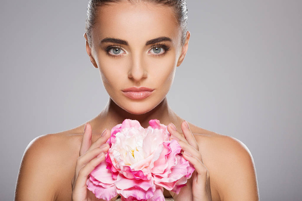 Young woman with flower - Foto, Imagem