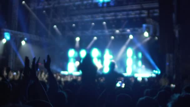 Taps a levegőben, boldog rajongók élvez zene koncertet izgatott sokan kezében - Felvétel, videó