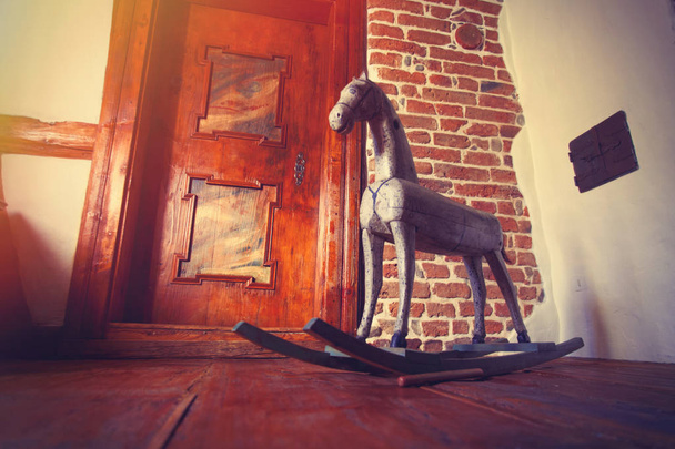 Houpacího koně ve starém domě  - Fotografie, Obrázek
