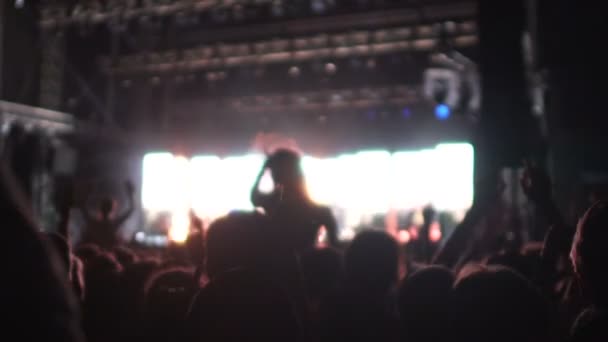 Тіні багатьох чоловіків і жінок, які насолоджуються рок-зіркою на концерті, повільно
 - Кадри, відео