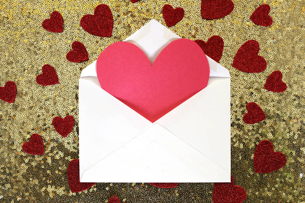 Busta con biglietto del cuore di San Valentino e Confetti su Gold Se
 - Foto, immagini