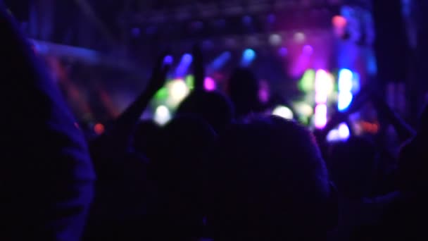 Концертний зал переповнений захопленою аудиторією, люди аплодують популярному співакові
 - Кадри, відео