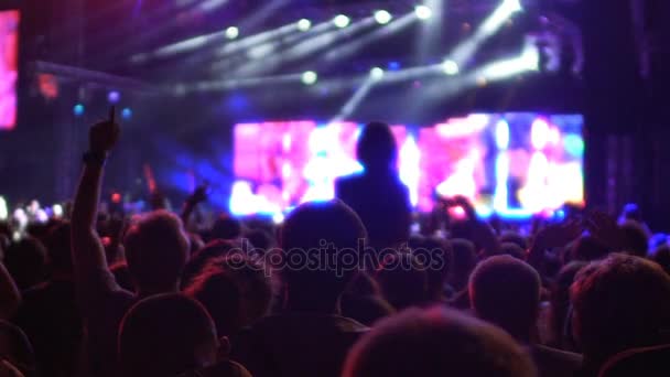 Натовп щасливих людей, які дивляться шоу на сцені, махають руками, насолоджуються музикою
 - Кадри, відео
