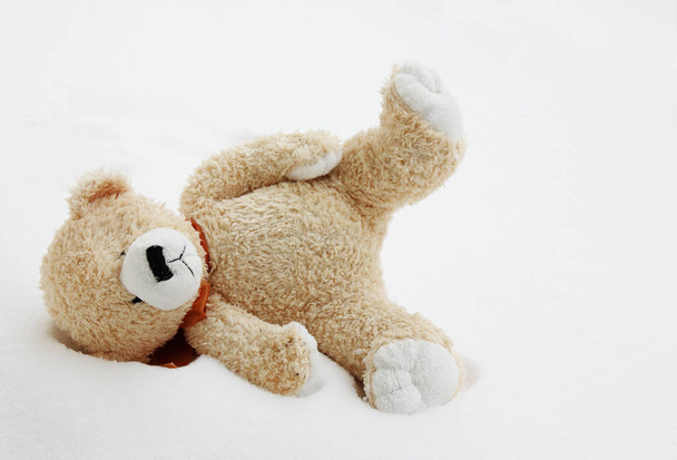Toy bear verloren in de sneeuw - Foto, afbeelding