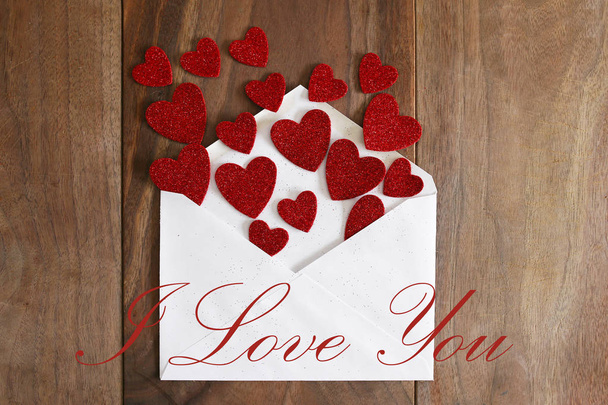 Lettre d'amour de la Saint-Valentin répandant des coeurs rouges sur Wood Ba
 - Photo, image