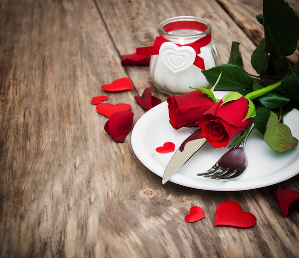 Fijación de mesa festiva para el día de San Valentín
 - Foto, imagen