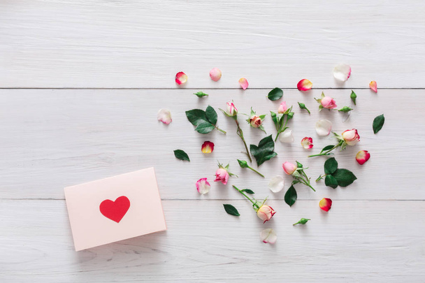 Valentine day background, heart card and flowers on white wood - Fotografie, Obrázek