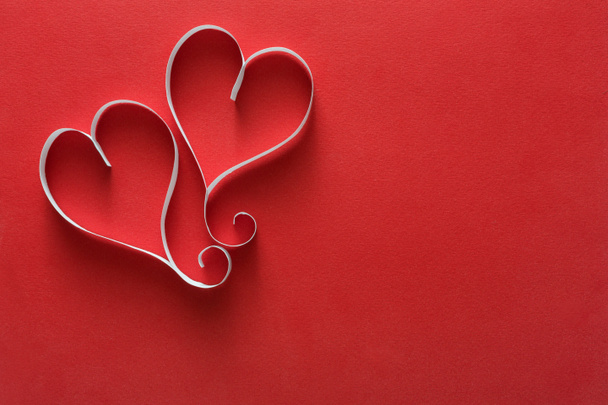 Fond Saint Valentin, coeurs en papier faits main sur rouge
 - Photo, image