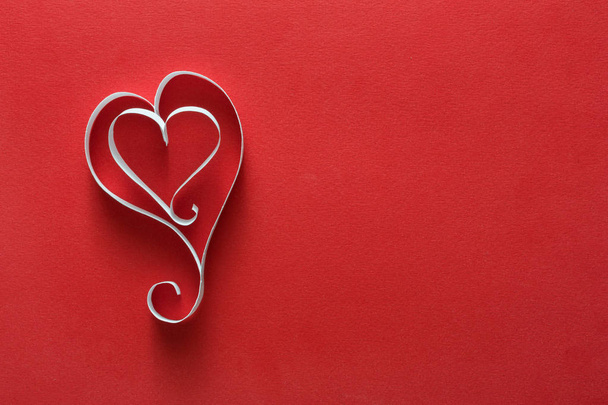 Dia dos namorados fundo, corações de papel artesanal no vermelho
 - Foto, Imagem