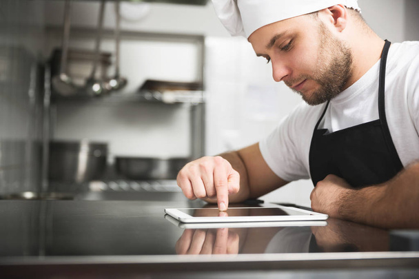 Chef in the kitchen using tablet - Zdjęcie, obraz