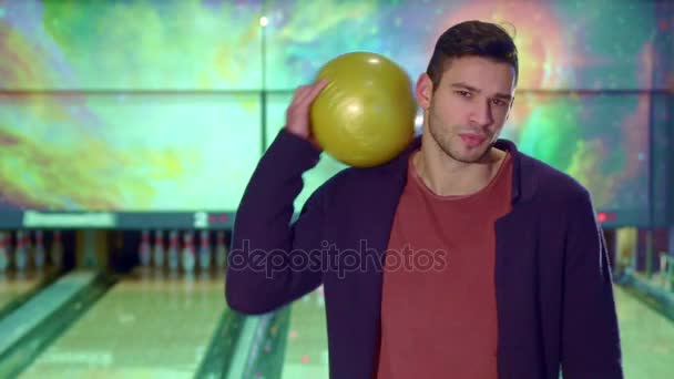 Guy tiene la palla da bowling sulla spalla
 - Filmati, video