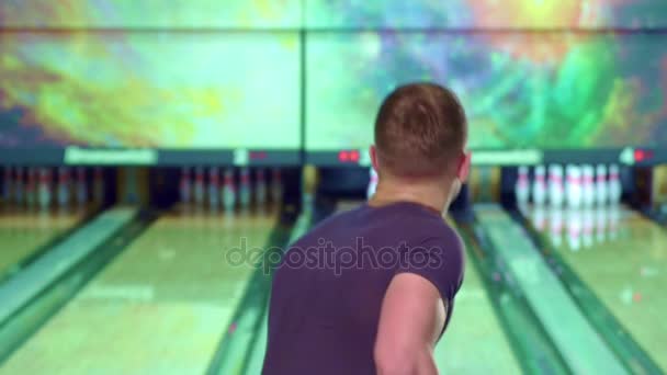 Mann rollt Bowlingkugel - Filmmaterial, Video