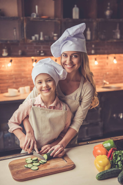 Mutter und Tochter kochen - Foto, Bild