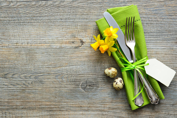 Easter table setting with daffodil and cutlery - Fotoğraf, Görsel