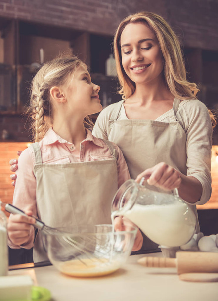 Mother and daughter baking - Photo, Image
