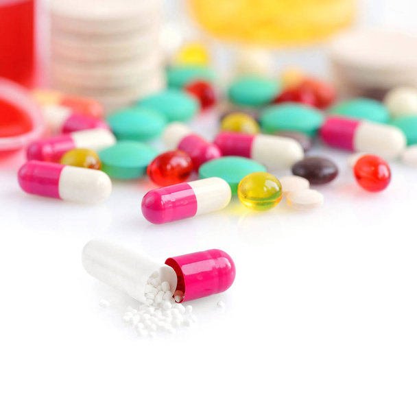 Farbige Pillen, Kapseln und Vitamine isoliert auf weißem Hintergrund - Foto, Bild
