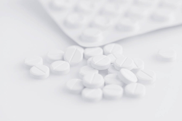 White pills on a white background - Fotografie, Obrázek