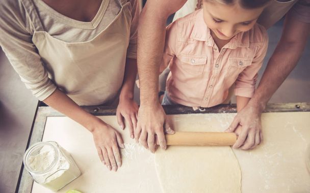 Young family baking - Foto, Imagen