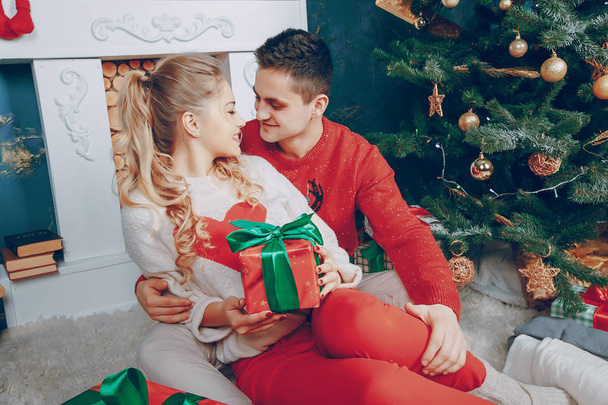 pareja amorosa decoración árbol de Navidad
 - Foto, Imagen
