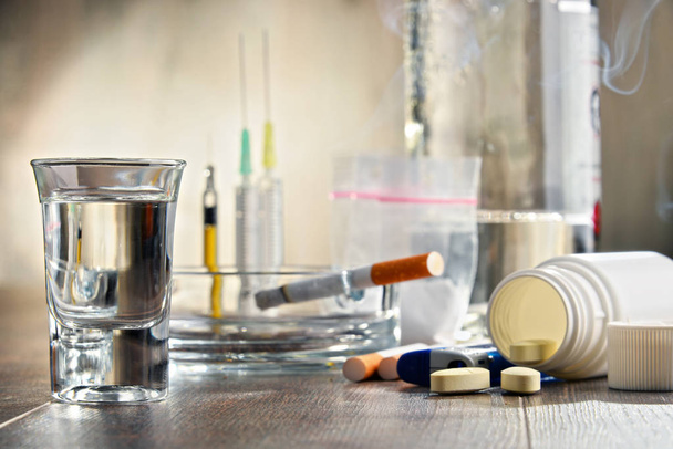 Εθιστικές ουσίες, συμπεριλαμβανομένων του αλκοόλ, των τσιγάρων και των ναρκωτικών - Φωτογραφία, εικόνα