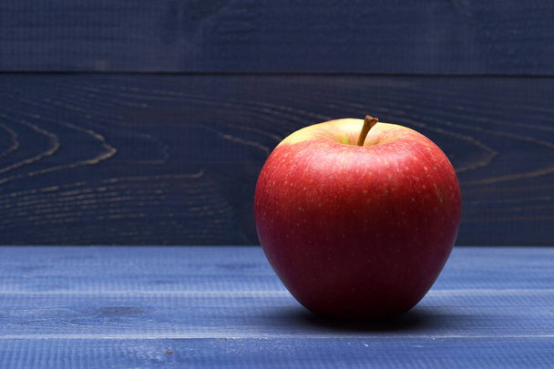 Red apple on vintage background - Foto, imagen