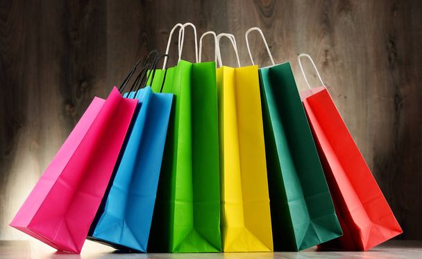 Σύνθεση με πολύχρωμες χάρτινες σακούλες αγορών - Φωτογραφία, εικόνα