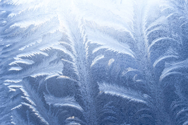 Patroon op venster ijs in de winter - Foto, afbeelding