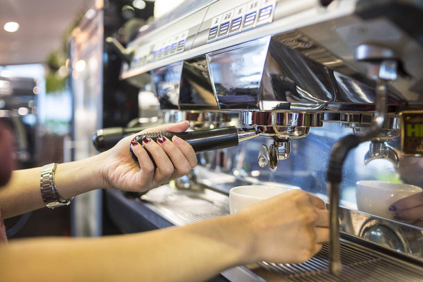 barista haciendo café en la cafetería con cafetera. primer plano
  - Foto, imagen