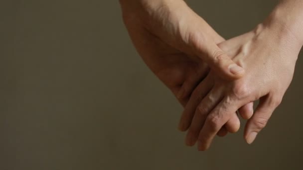 εσωτερικη άνδρας και γυναίκα χέρι αγγίζει κρατώντας μαζί σε θολή φόντο. - Πλάνα, βίντεο