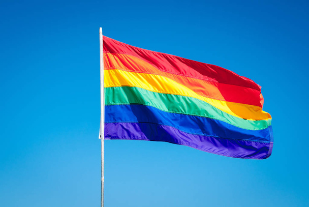 Ουράνιο τόξο Gay Pride σημαία στο μπλε του ουρανού backgrond - Φωτογραφία, εικόνα