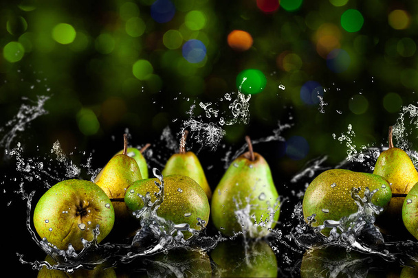 Peren fruit en Splashing water - Foto, afbeelding